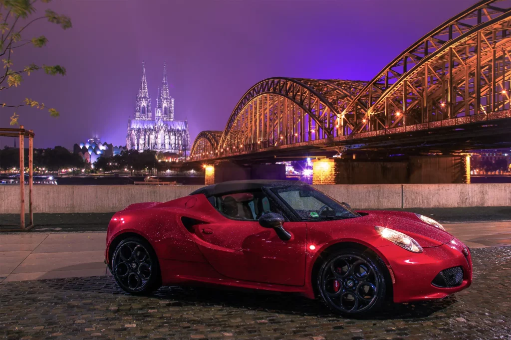 Alfa Romeo 4C Spider vor dem Kölner Dom und der Deutzer Brücke