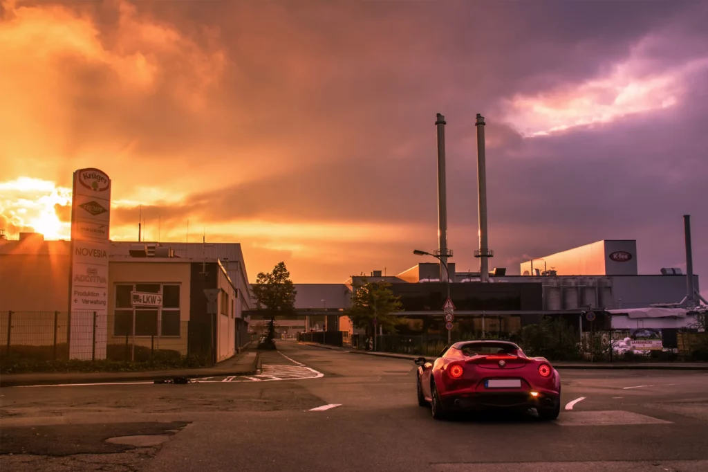 Fotoshooting Alfa Romeo 4C Spider bei Sonnenuntergang im Industriegebiet