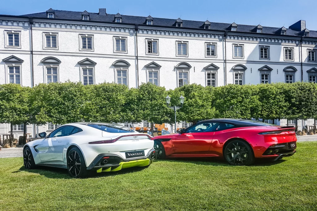 Aston Martin DBS Superleggera und Aston Martin Vantage vor Schloss Bensberg